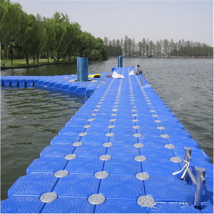 塑料浮台水上浮桥可定制 塑料平台浮筒湖泊水上浮桥规格可定制 水上浮动平台