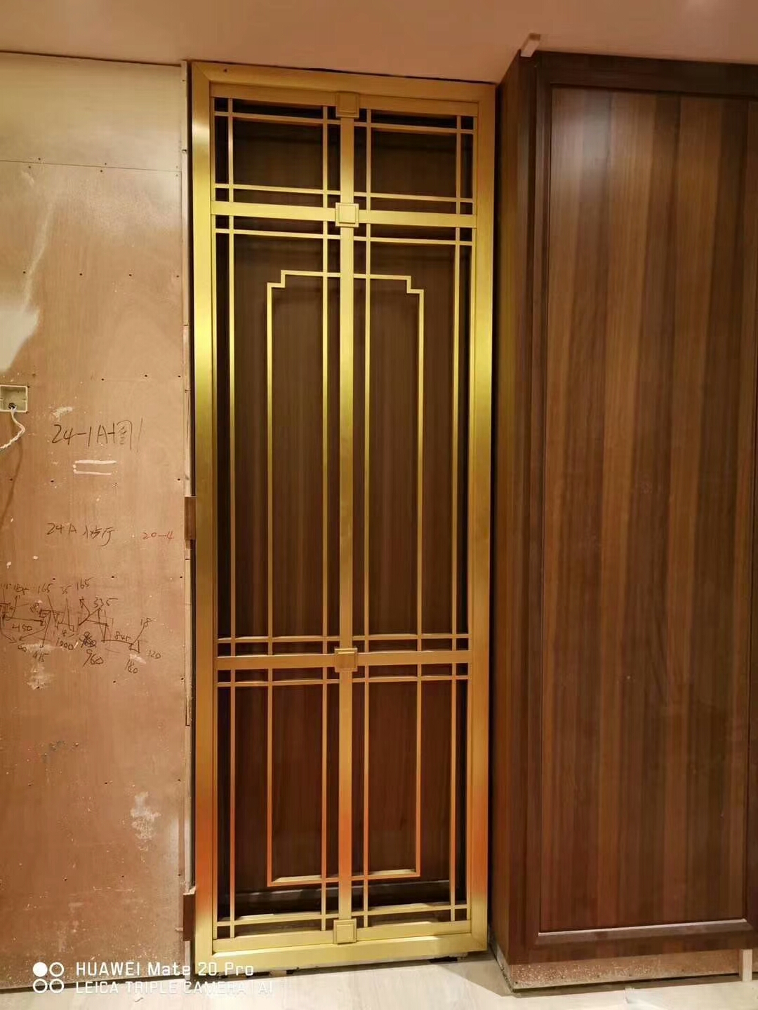 黄古铜镂空花格设计 厦门铝艺屏风定做 中式不锈钢花格工程