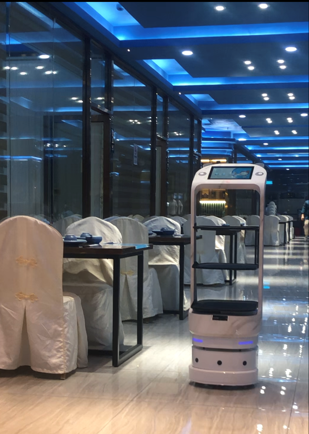 万德昌餐厅送餐机器人 酒店智能配送机器人 定制厂家