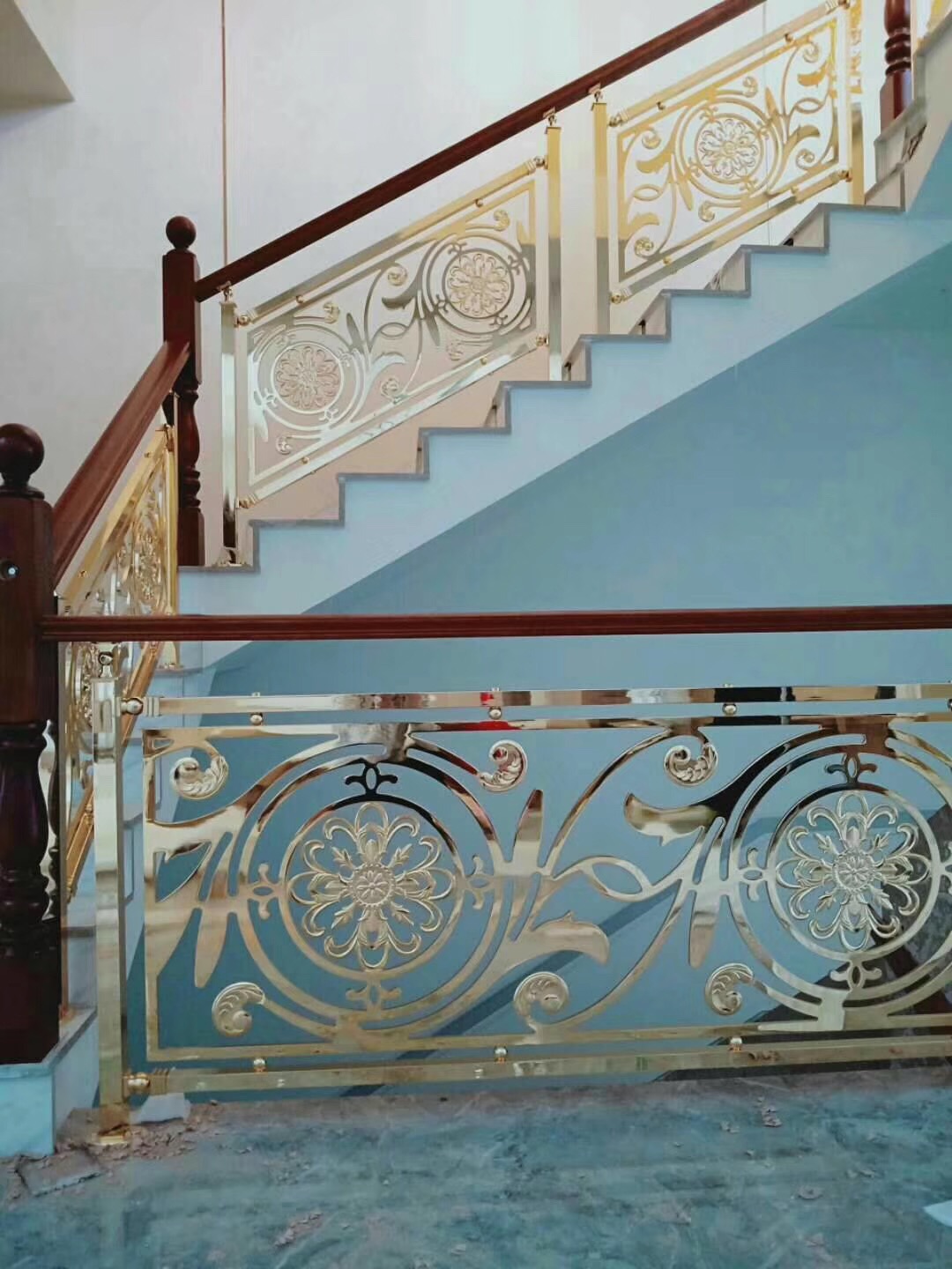 別墅旋轉樓梯圖片 旋轉樓梯有哪些材質
