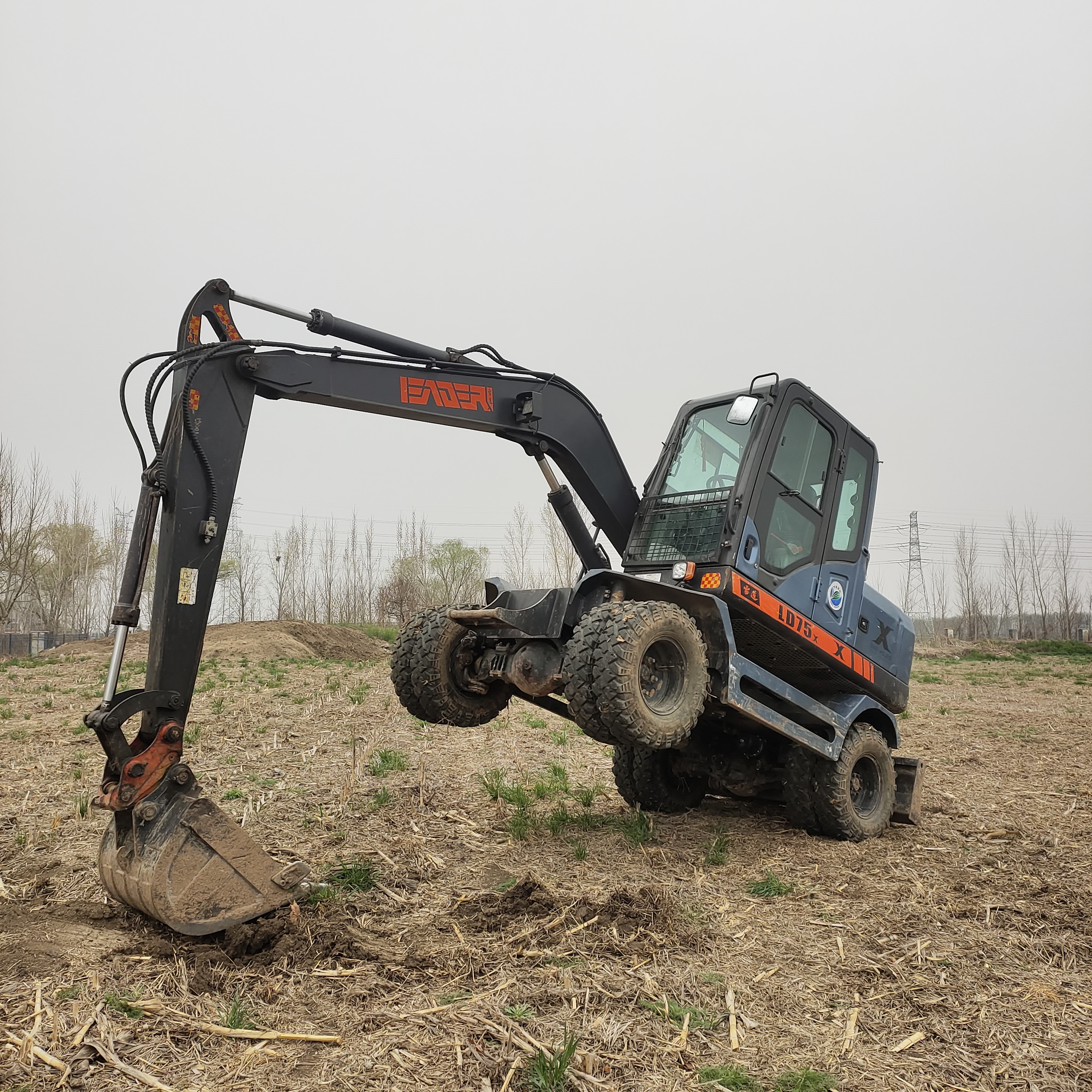 雷道75 二手轮式挖掘机 微挖 旋转挖机 挖树根 小挖机 挖土机设备
