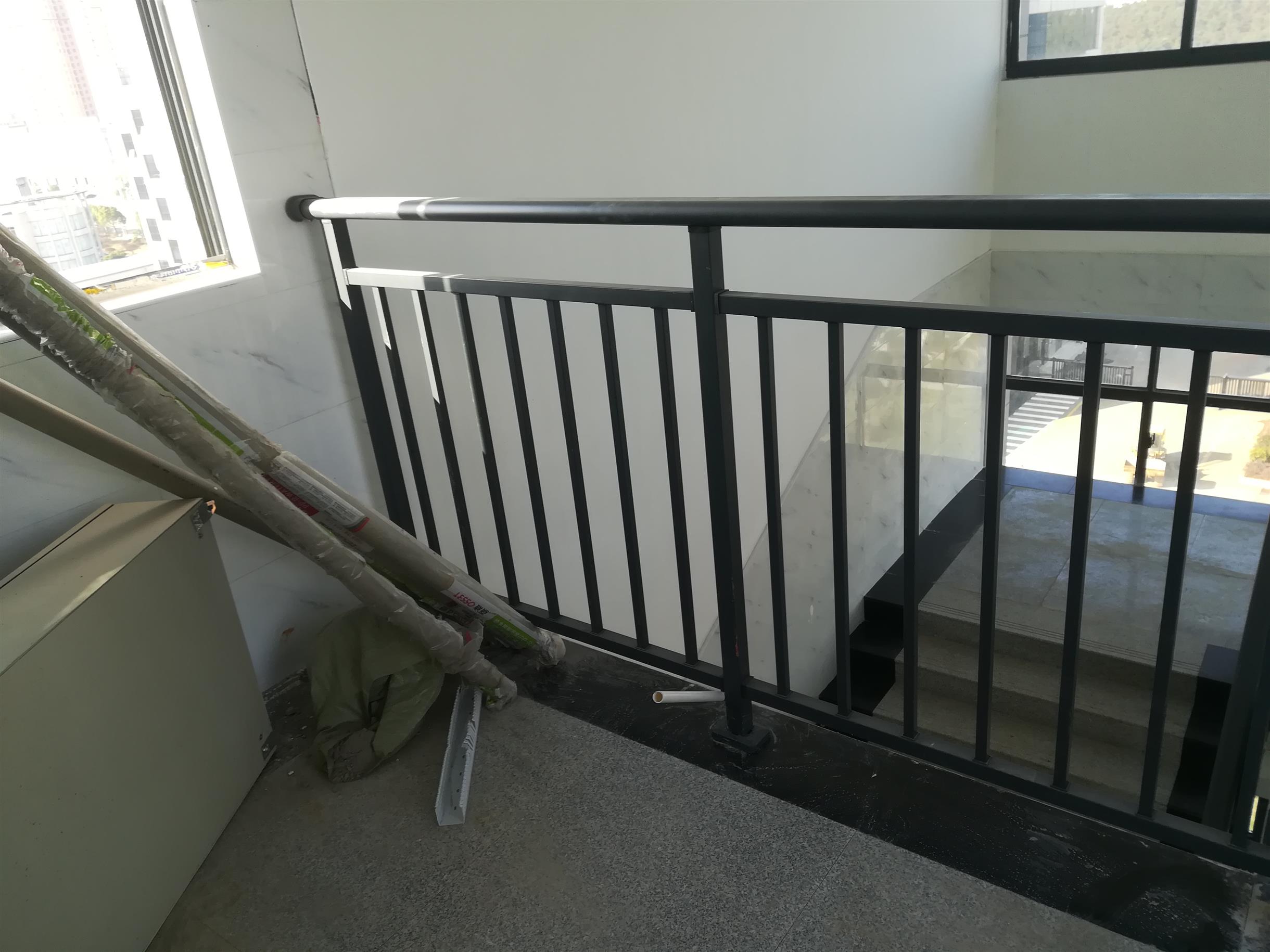 别墅锌钢楼梯扶手安装流程