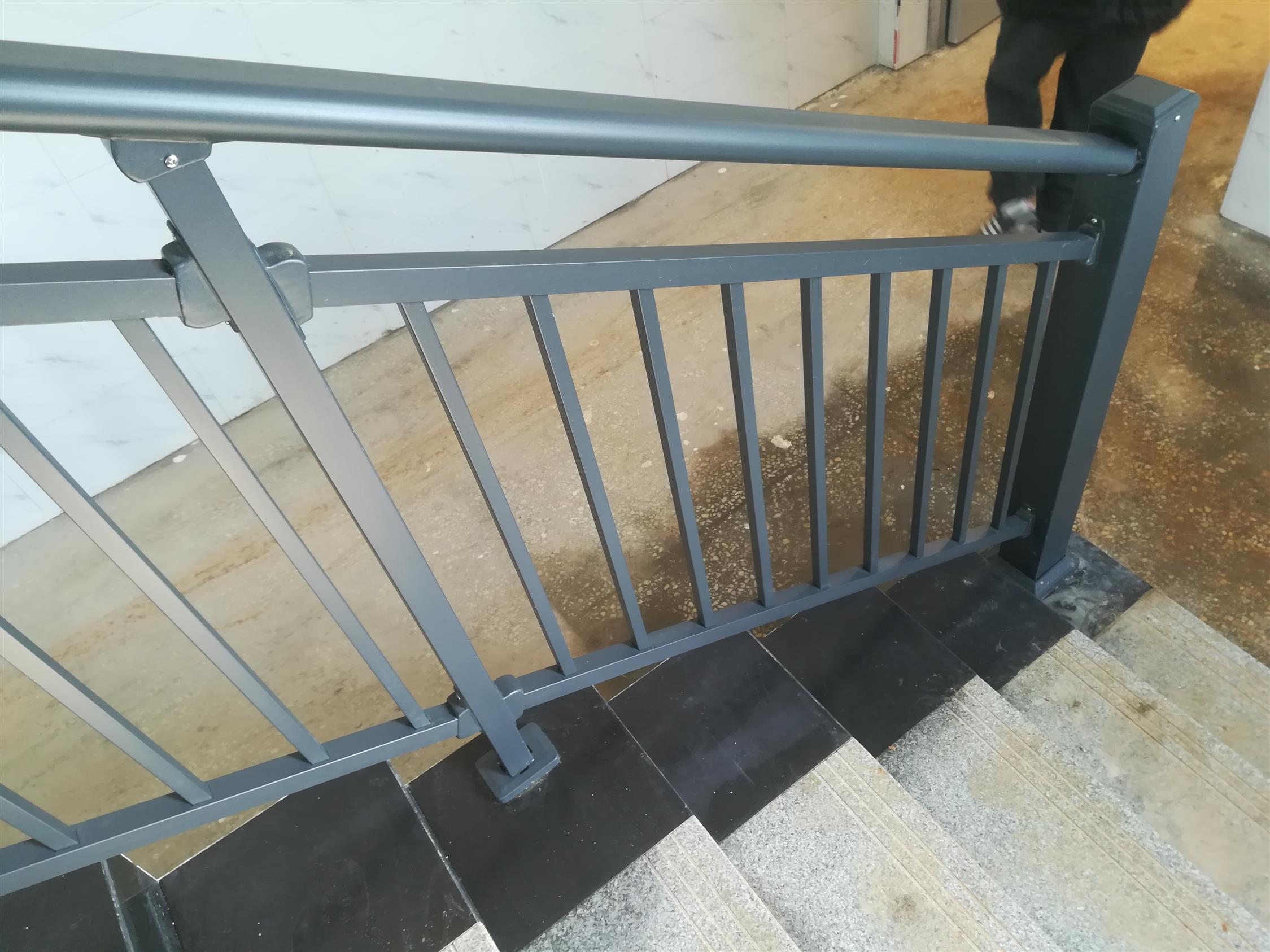 锌钢住宅楼梯扶手生产厂家 湖南锌钢护栏材料厂家