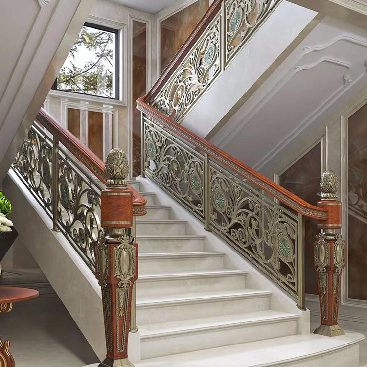 别墅原木色楼梯扶手加上铜雕花栏杆才是豪宅有的样子