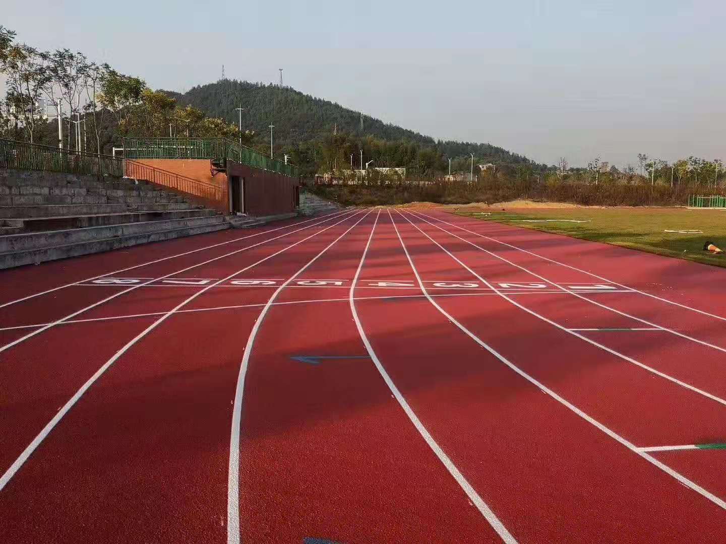 优冠塑胶跑道全塑自结纹跑道学校塑胶跑道