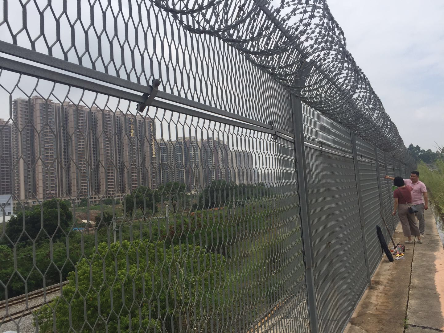 广东珠海镀锌钢板网护栏​市政绿化围栏网​地铁站隔离网厂家
