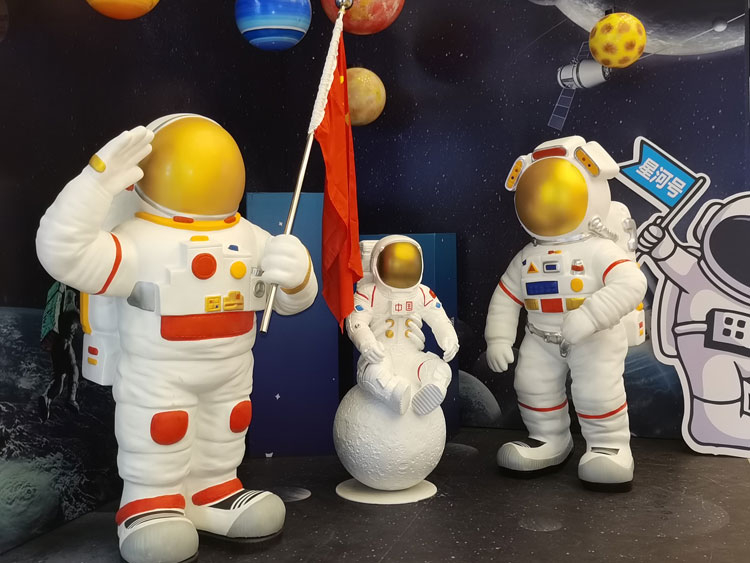 大型宇航员人物雕塑玻璃钢卡通太空人创意模型商场科技馆装饰摆件