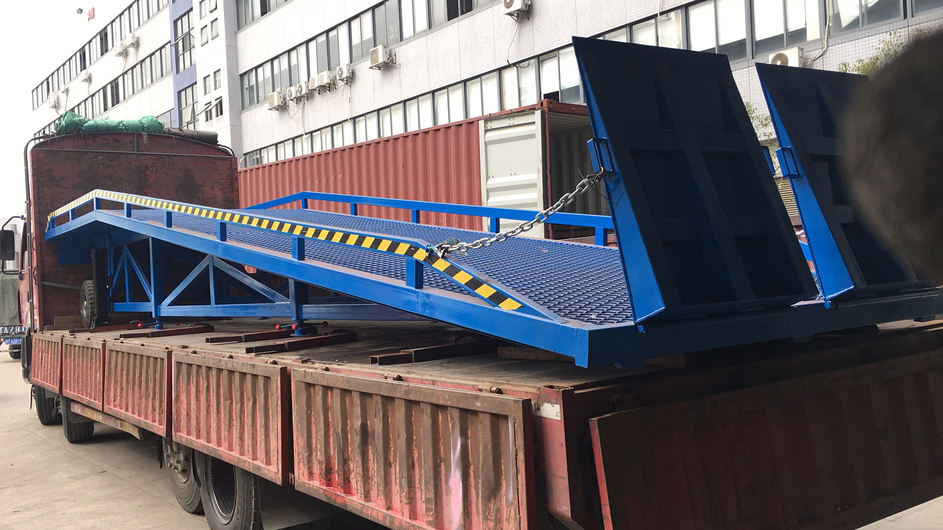 广州移动式登车桥装柜价格便宜与10吨液压式登车桥厂家电话价格