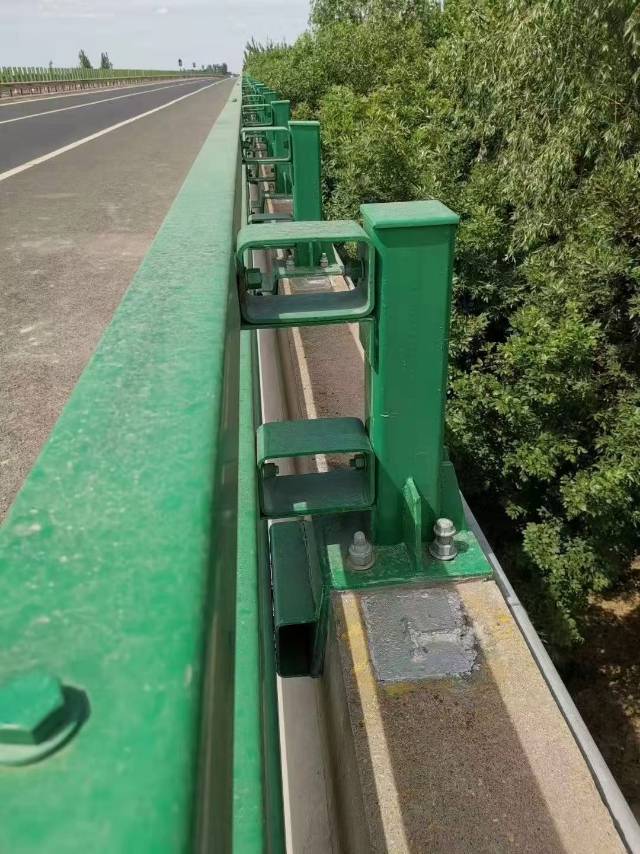 绿色喷塑护栏