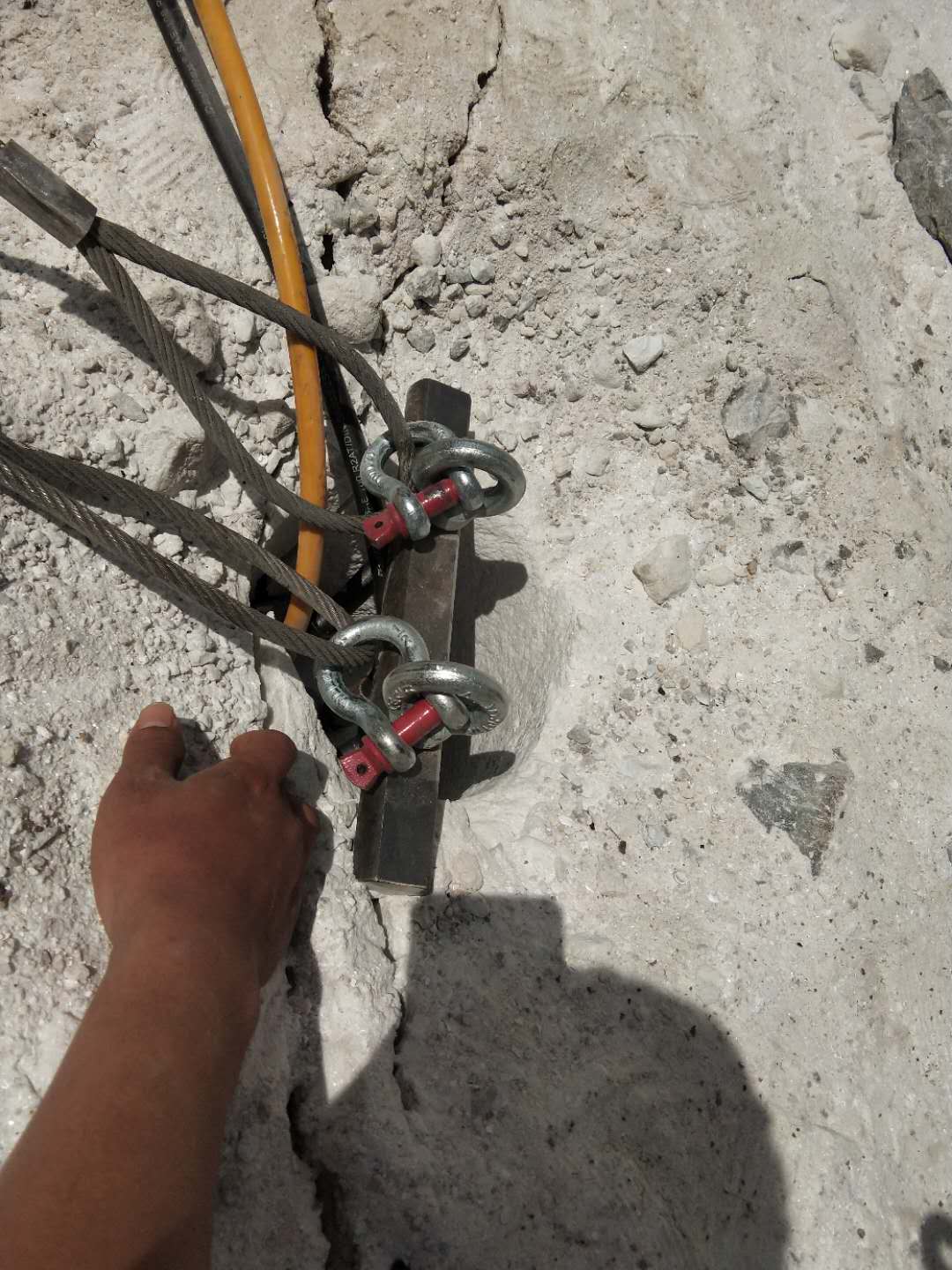 人工破碎石头的工具 人工开采石头视频