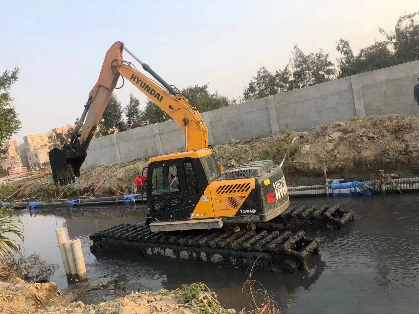 水上挖機河道清淤 挖掘機出租用于河道清淤工程