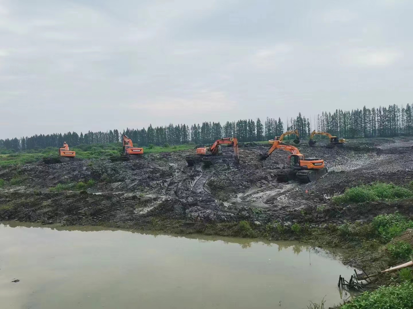 江西湿地挖掘机出租公司