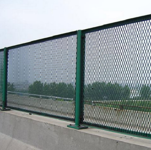 河北祺乾可生产公路护栏网批量定制护栏网有成品