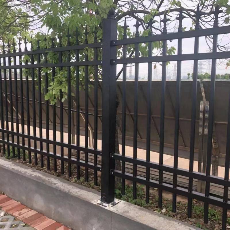 河北供应小区围墙使用锌钢护栏黑色围墙护栏网隔离栏