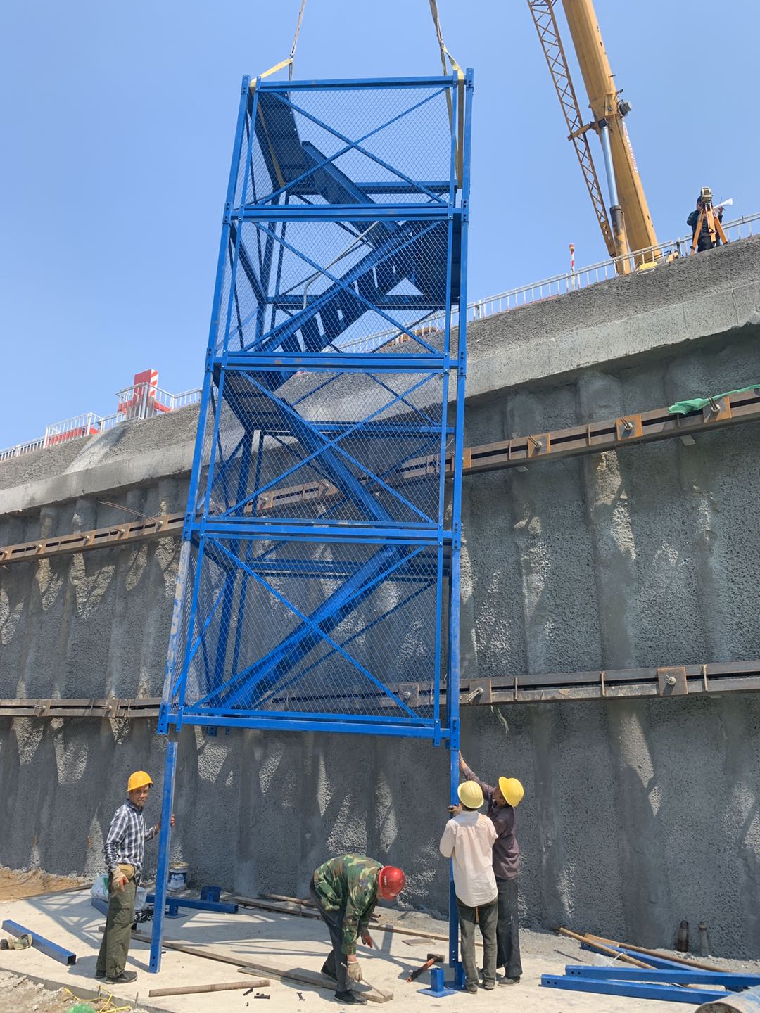 基坑安全箱式梯笼桥梁施工安全爬梯 地铁深坑施工安全梯笼广东厂