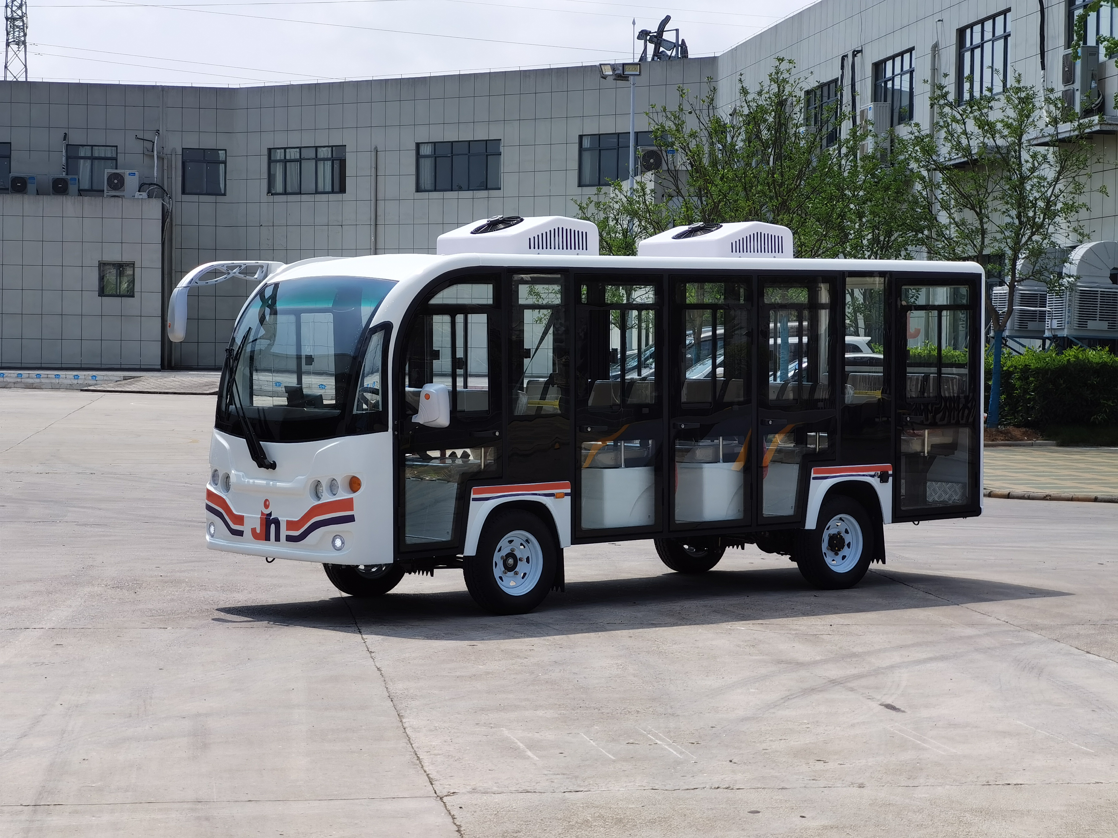 14座观光车供应于景区运营载客使用