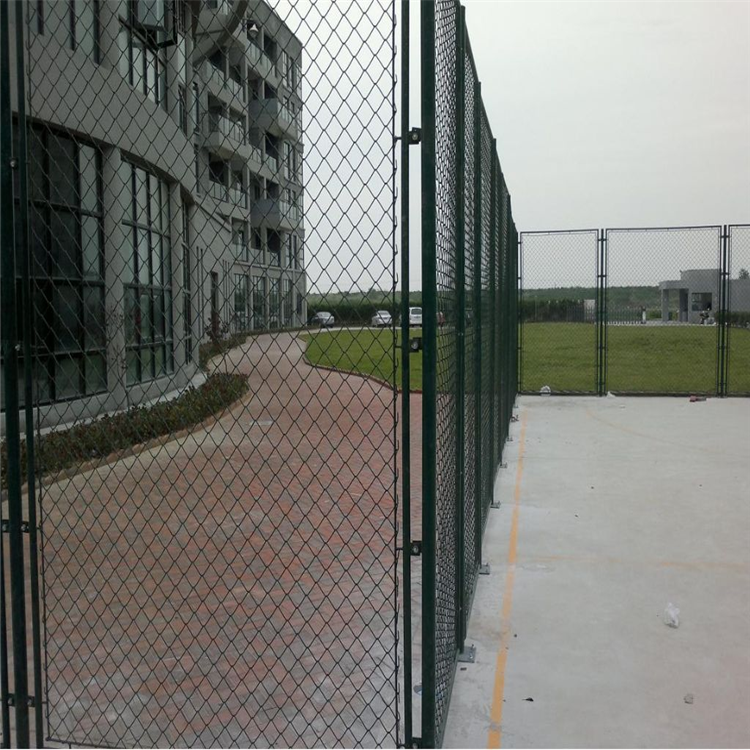 恺嵘 学校篮球场围栏 包塑铁丝球场围网 屋顶钢丝防护网