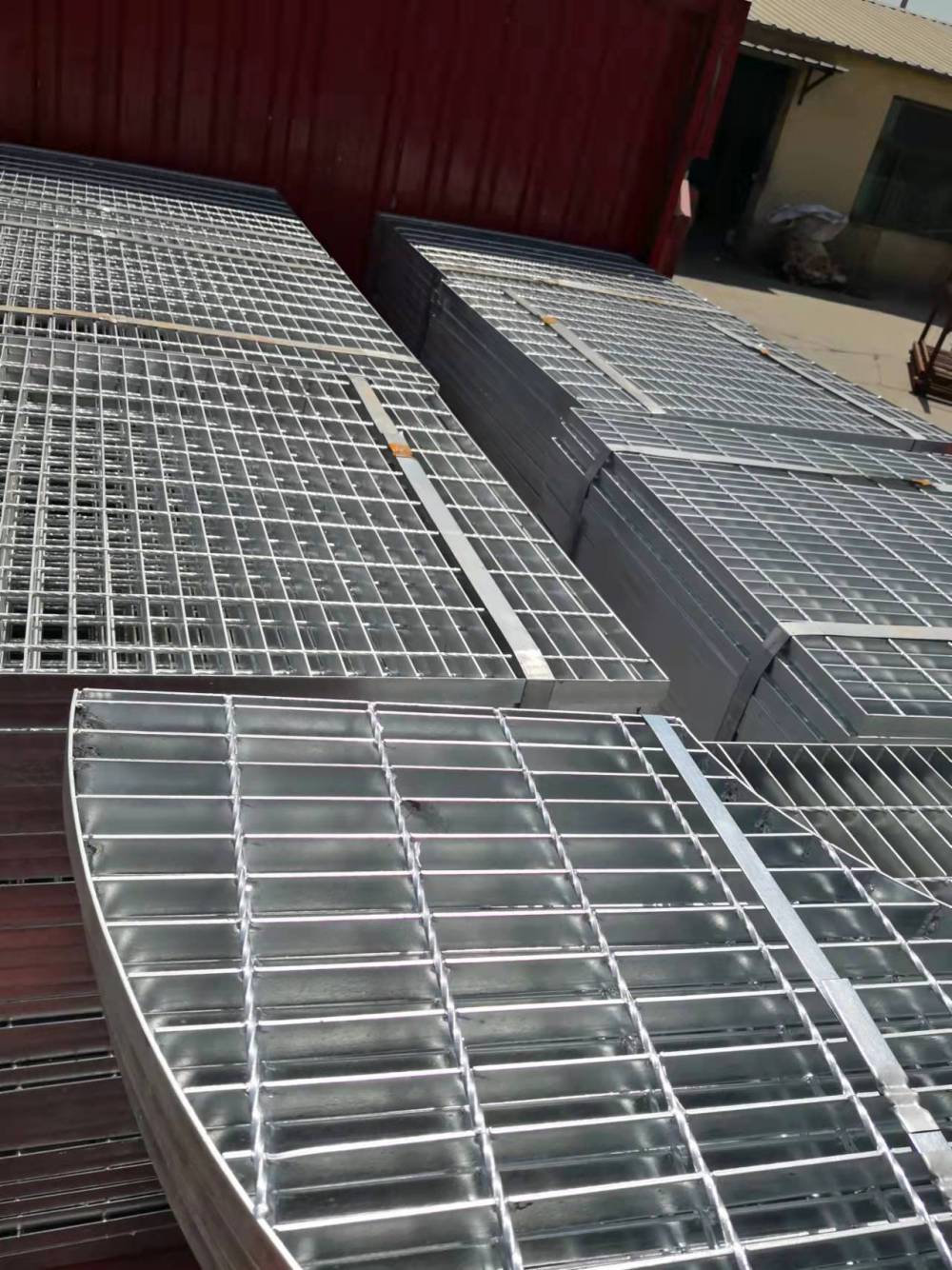 热镀锌污水池盖板 楼梯踏步板 平台钢格板 雨水篦子网格栅