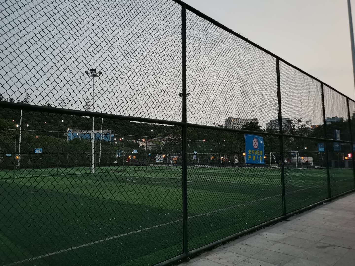 佛山球场围栏学校操场球场围网绿色包塑勾花护栏网笼式足球隔离网养殖网