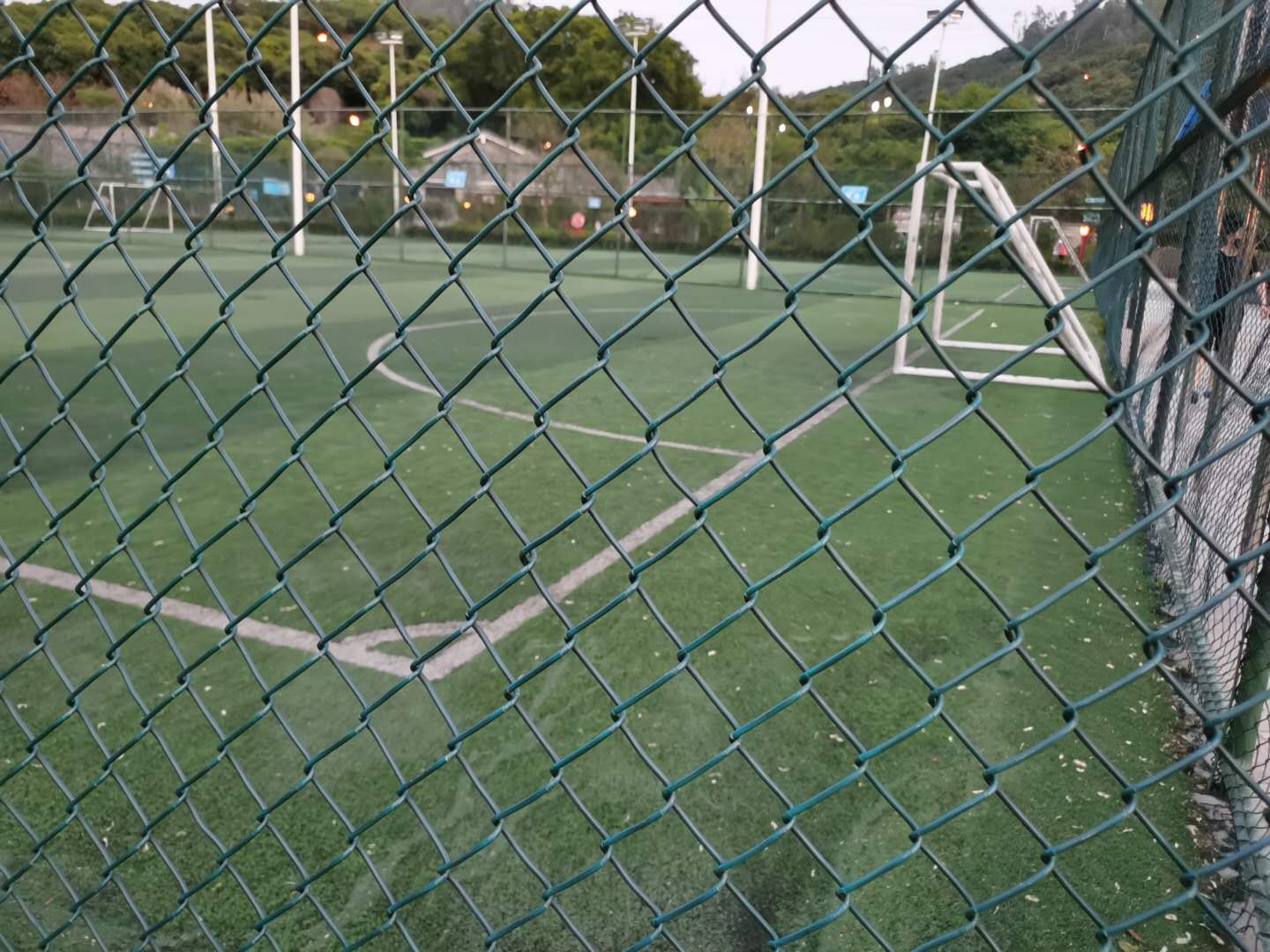 广州学校篮球场护栏足球体育场学校运动场菱形勾花5*5cm铁丝网隔离围栏球场围网