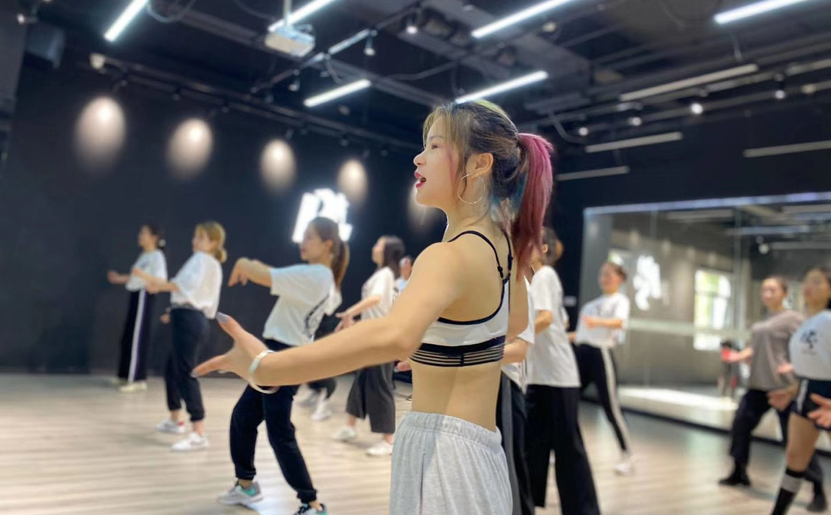 芭莎舞蹈在深圳龙华qu的成人爵士舞培训班排名如何