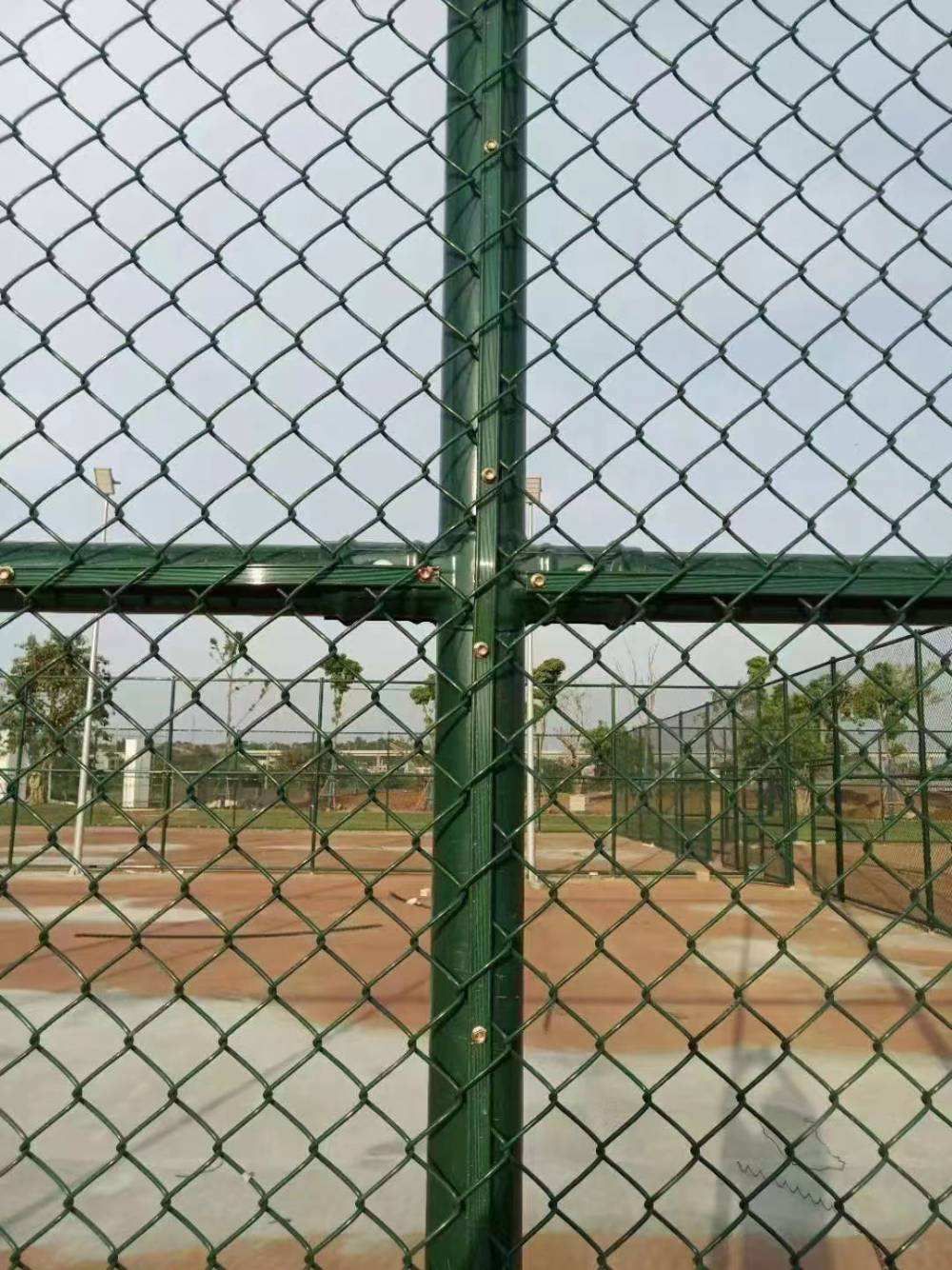 河北球场围栏厂家 4米高篮球场围网价格 足球场高度