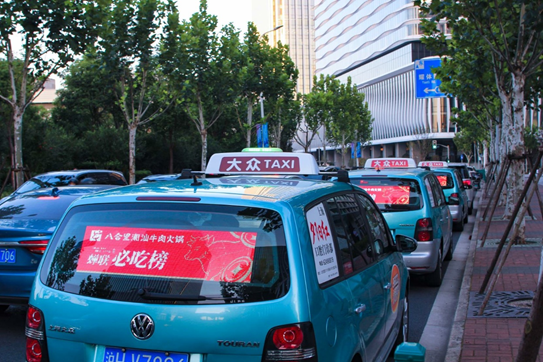 上海出租车广告,后窗LED云屏及条幅,户外出行广告强势代理