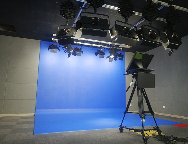 虚拟直播间校园电视台 实景虚拟新闻演播室 蓝箱灯光声学装修方案
