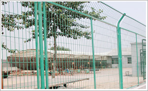 绿色围栏网 铁丝网框架护栏 浸塑便面处理
