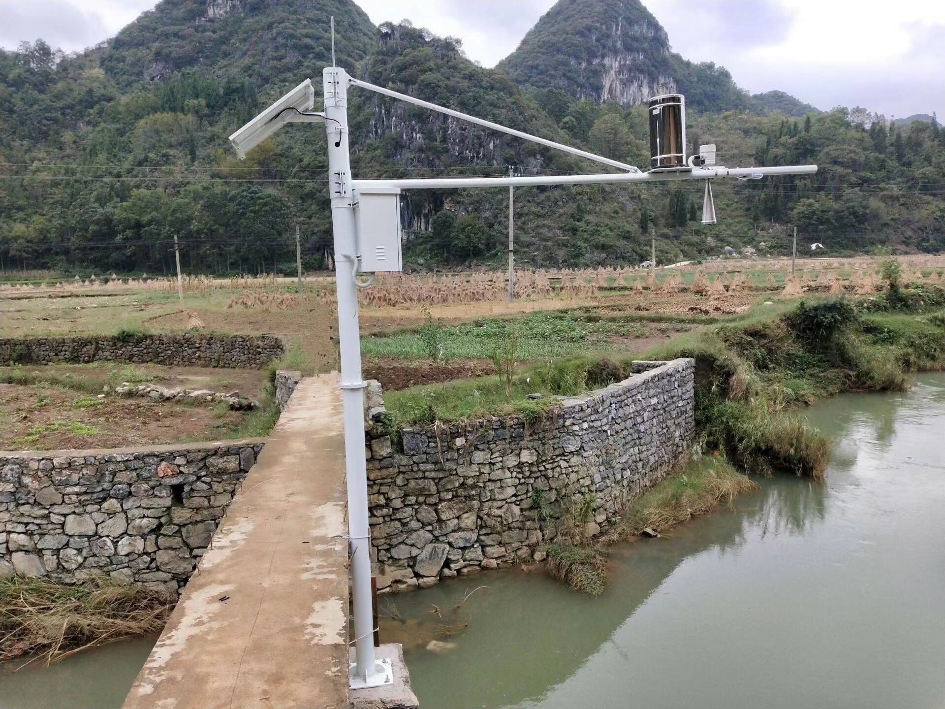 智慧河流渠道水位实时监测系统 雷达多普勒流量计监测设备 多功能物联网传输