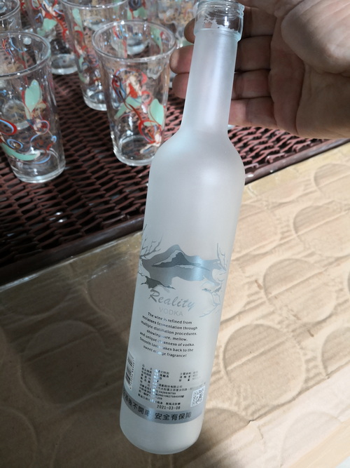 徐州玻璃酒瓶定制厂家长期加工定制磨砂烤花玻璃葡萄酒瓶