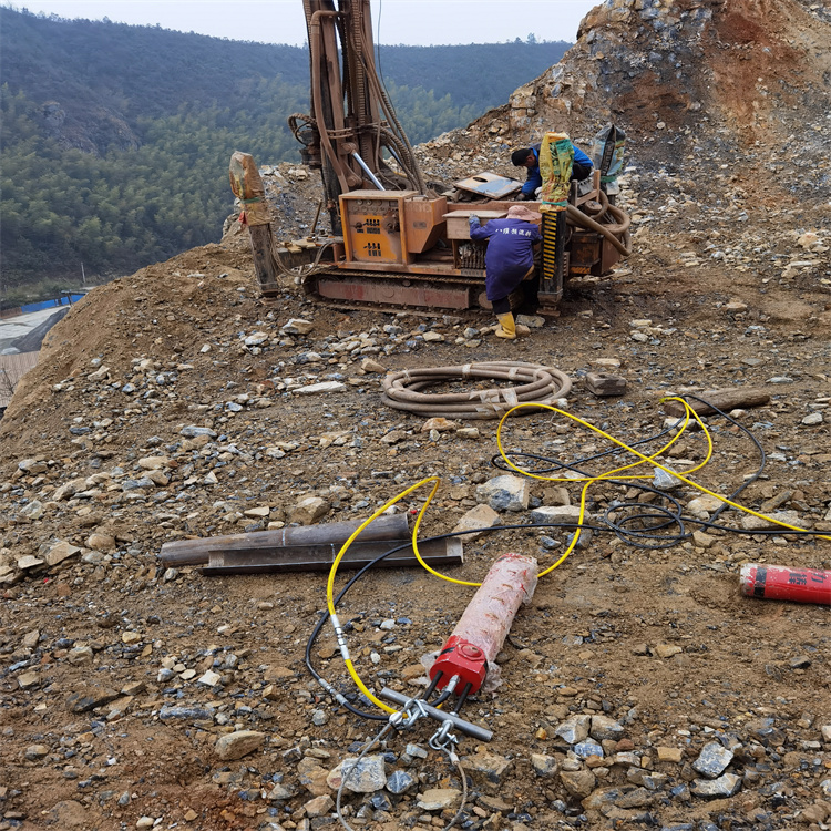 矿山劈裂棒液压劈裂机 大型开凿岩石的破岩工具