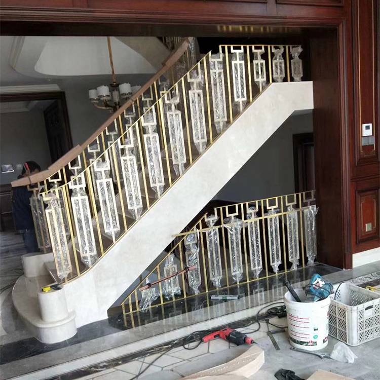 客厅空间装饰纯铜K金楼梯护栏缕空栏杆重新定义轻奢的重要