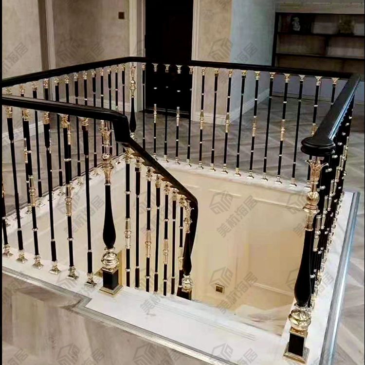 成 都别墅工程设计 轻奢款L型铜楼梯护栏装饰话题