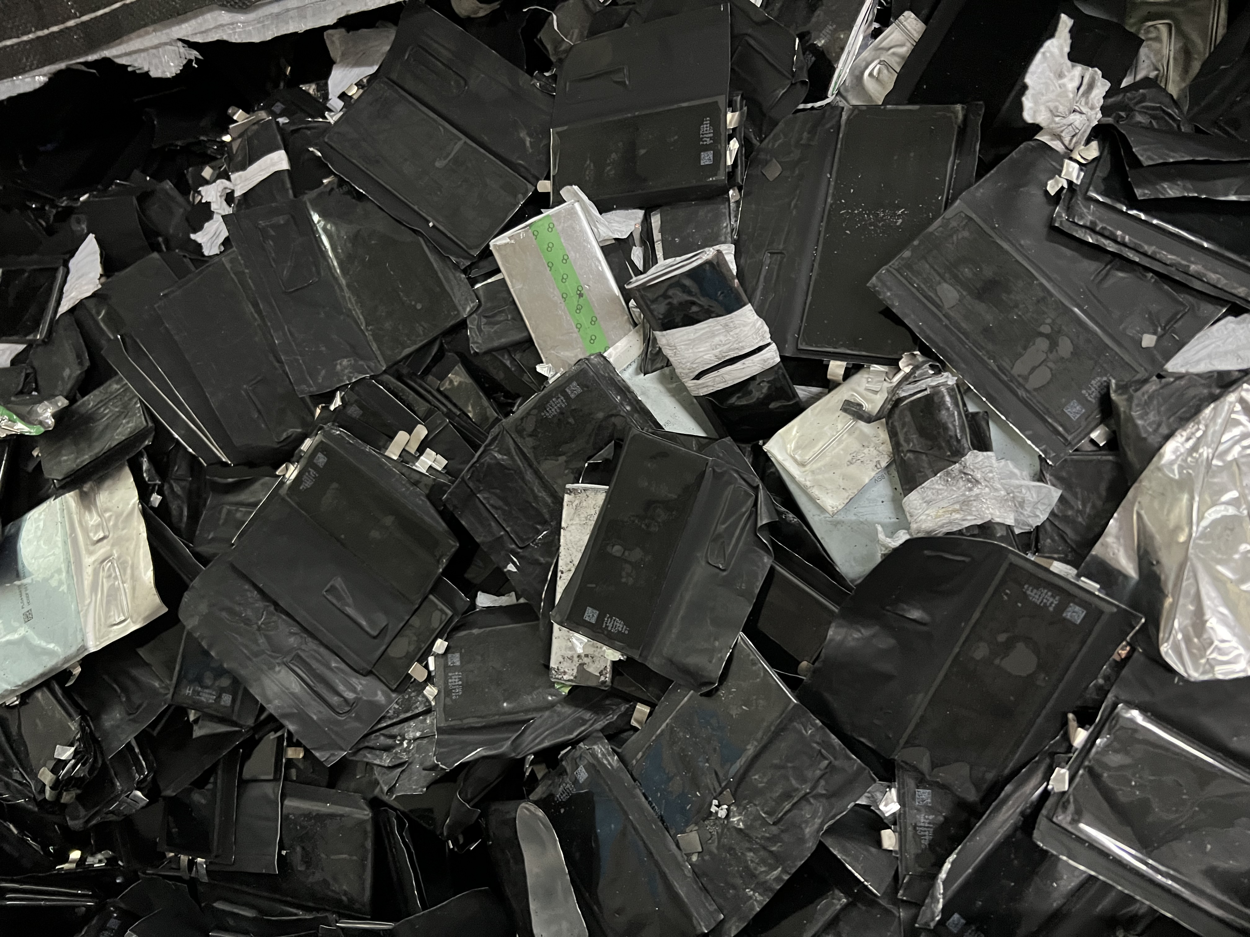 大量回收报废动力电池、手机电池、18650