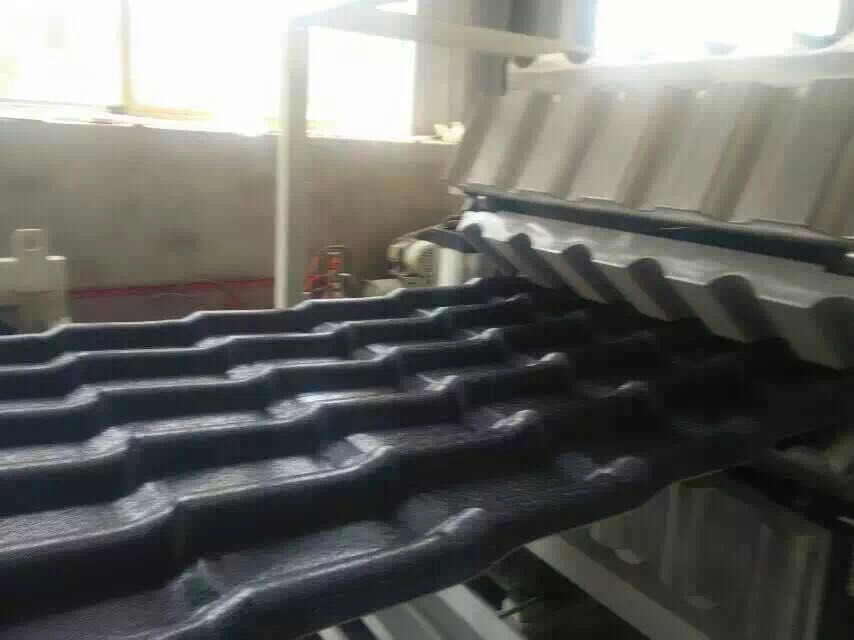 仿古树脂瓦琉璃瓦生产线_PVC屋面隔热波浪瓦设备