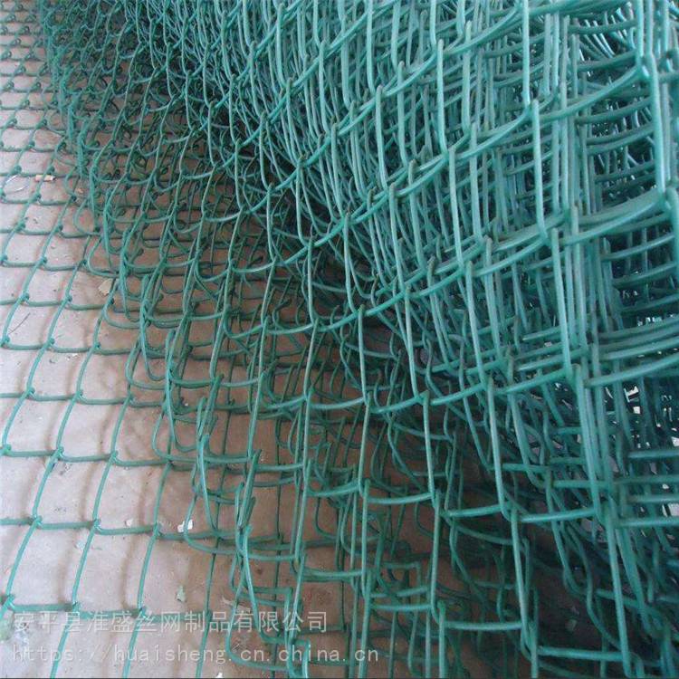 2米4米篮球场围栏网 浸塑勾花护栏 运动防护网绿色体育网