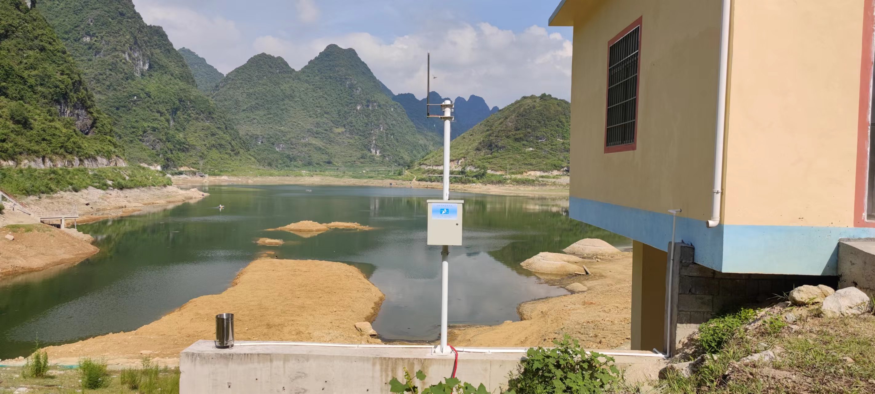 广西来宾小型水库水雨情监测系统出库流量监测一体方案-安装案例