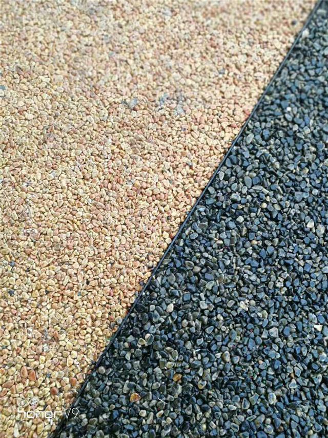 **彩色洗米石路面与透水胶粘石路面的后期维护不同之处