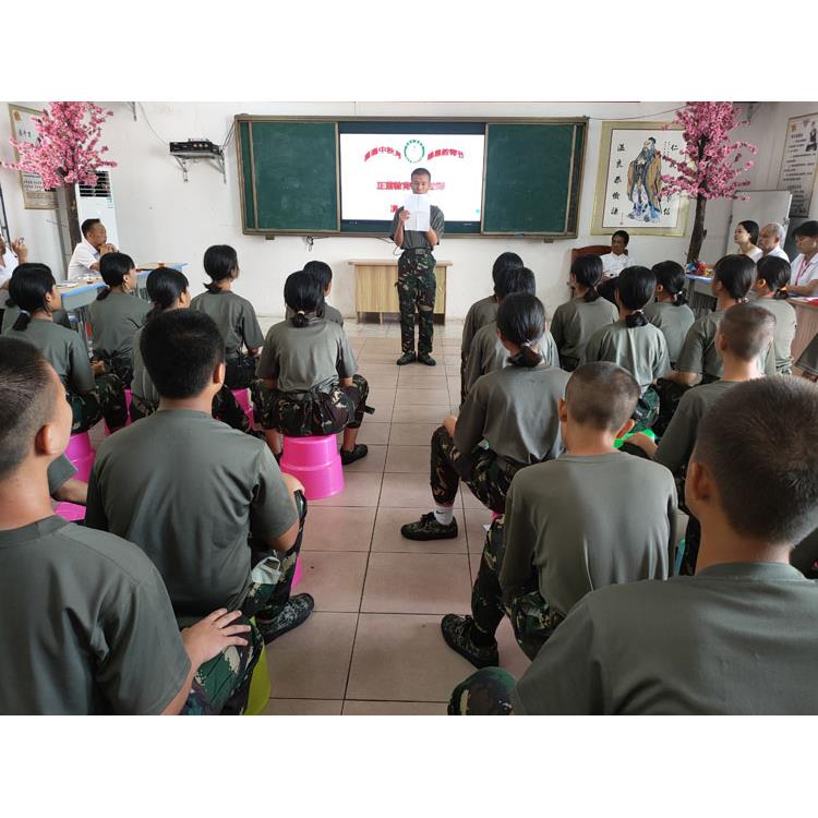 柳州青少年叛逆教育机构 沟通中保持冷静