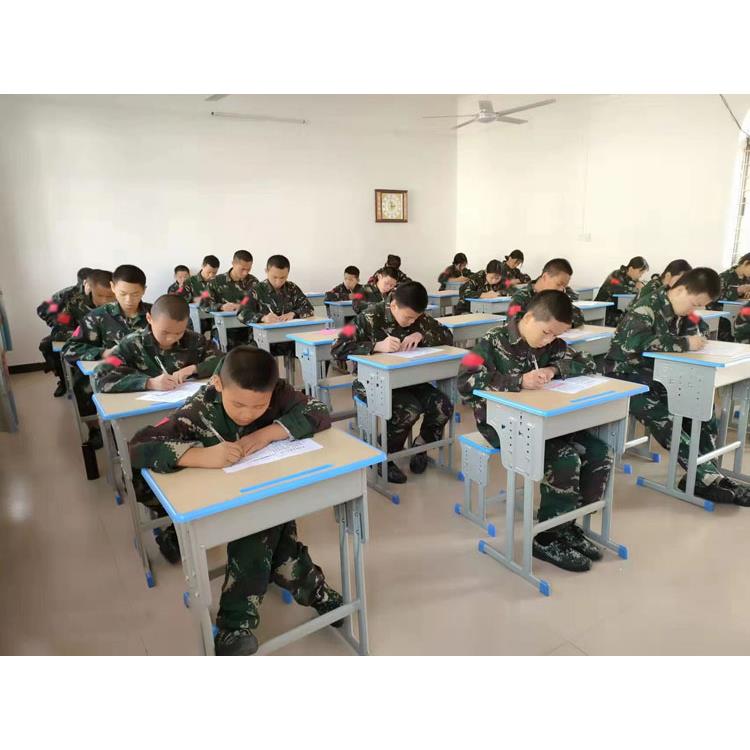 桂平市初中厌学逃学教育机构 在沟通中观察