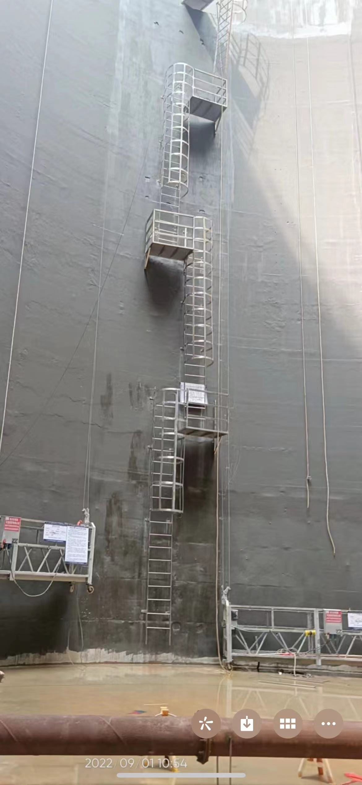 深圳爬梯护笼厂家镀锌钢爬梯护笼工程梯围栏基坑直爬梯桥梁梯笼不锈钢爬梯 15J401