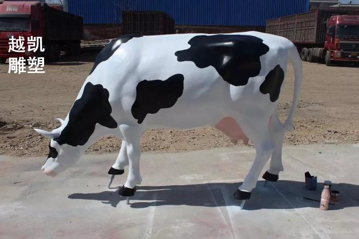 奶牛雕塑精神堡垒生产厂家 展示牛类雕塑 玻璃钢大型奶牛雕塑