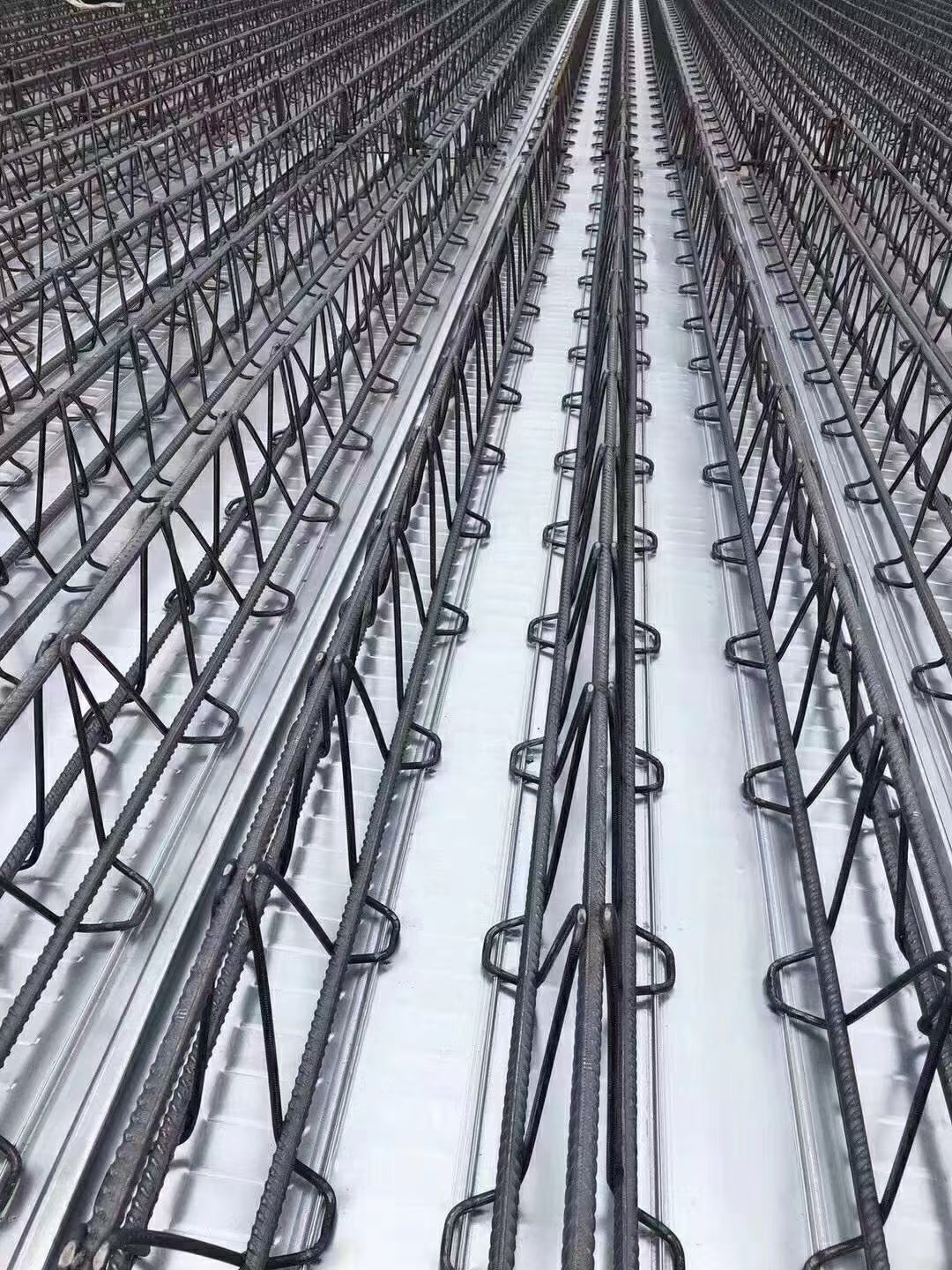 便 靓 正 钢筋桁架楼承板就在广东永固新材料科技有限公司