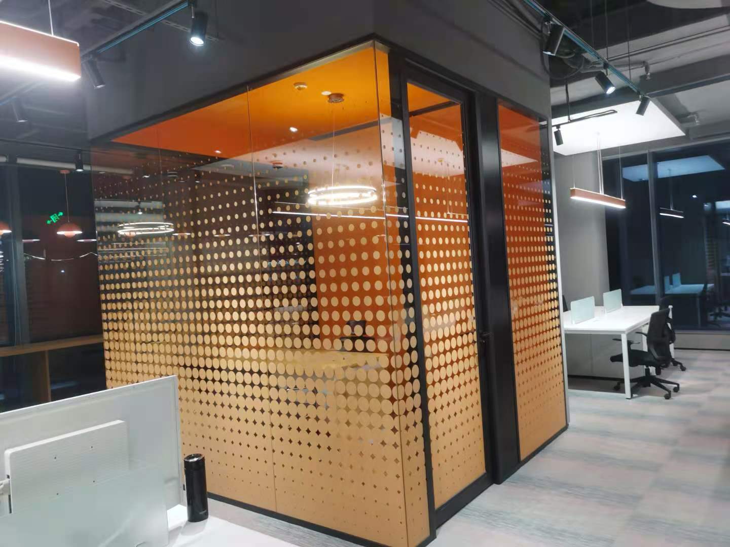 西安玻璃贴膜上门安装 办公室装饰时尚贴膜 双向渐变膜设计定制