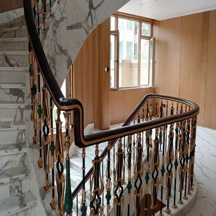 别墅安装土豪金艺术铝护栏 中式艺术风格