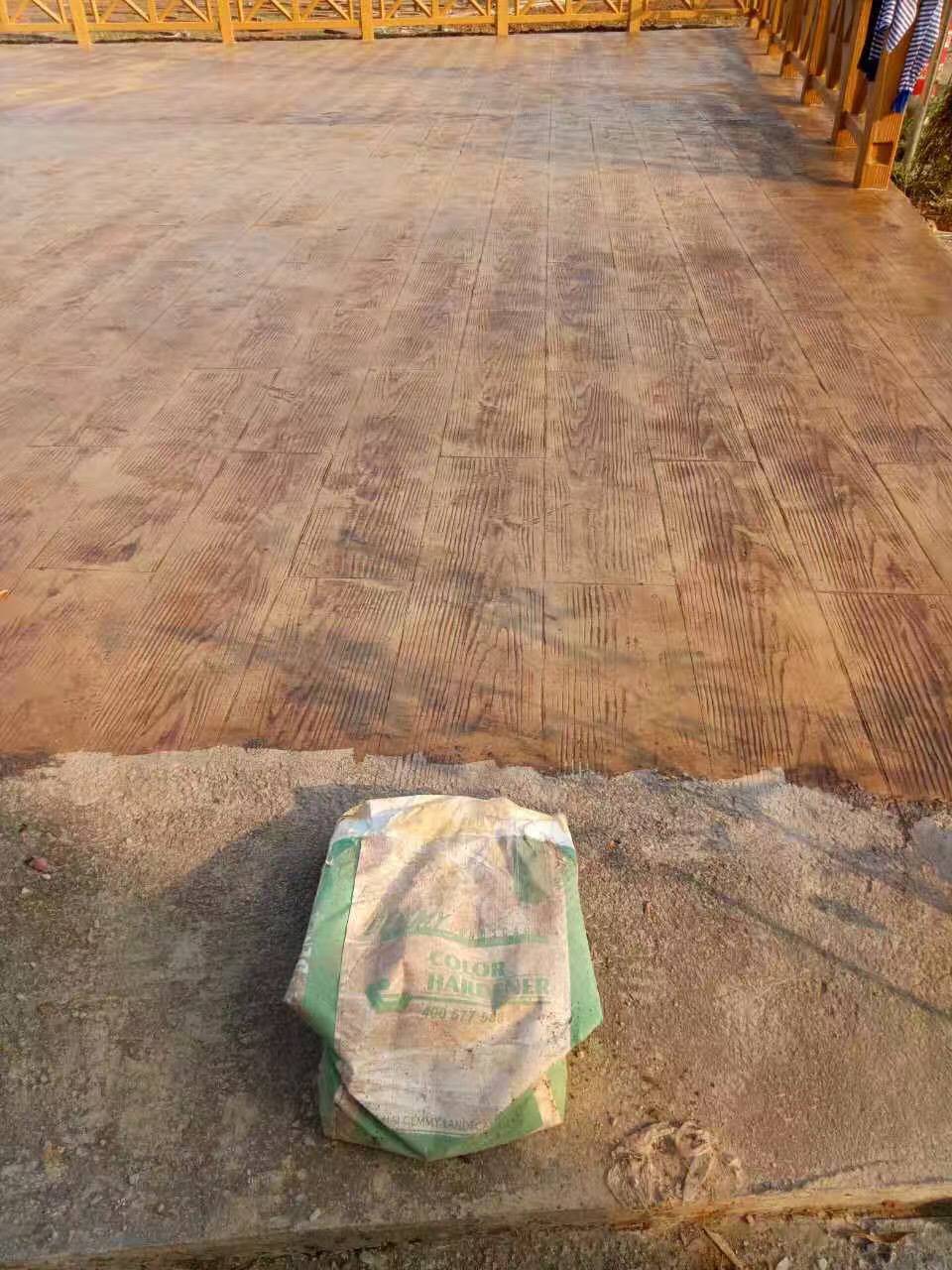 户外盲道彩色防滑地坪材料生产 上海徐汇区压印地坪做法