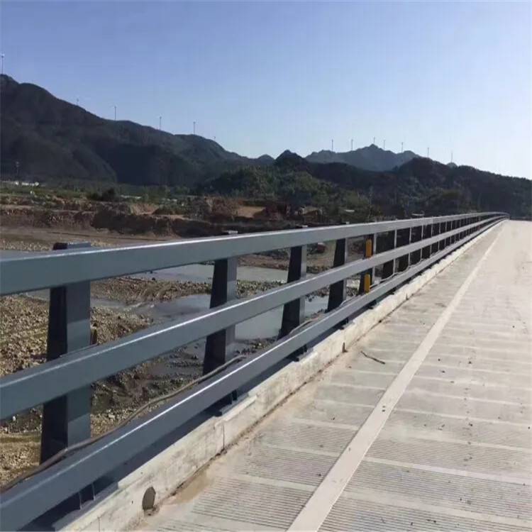 防撞护栏 喷塑碳钢桥梁防撞栏杆 Q235材质 河道桥梁防撞围栏