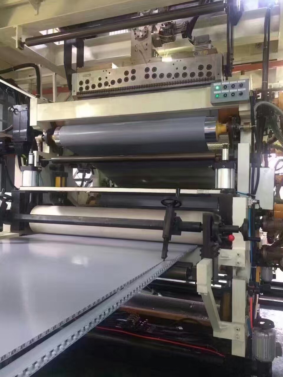 供应金纬机械环保节能PP蜂窝板机器生产线