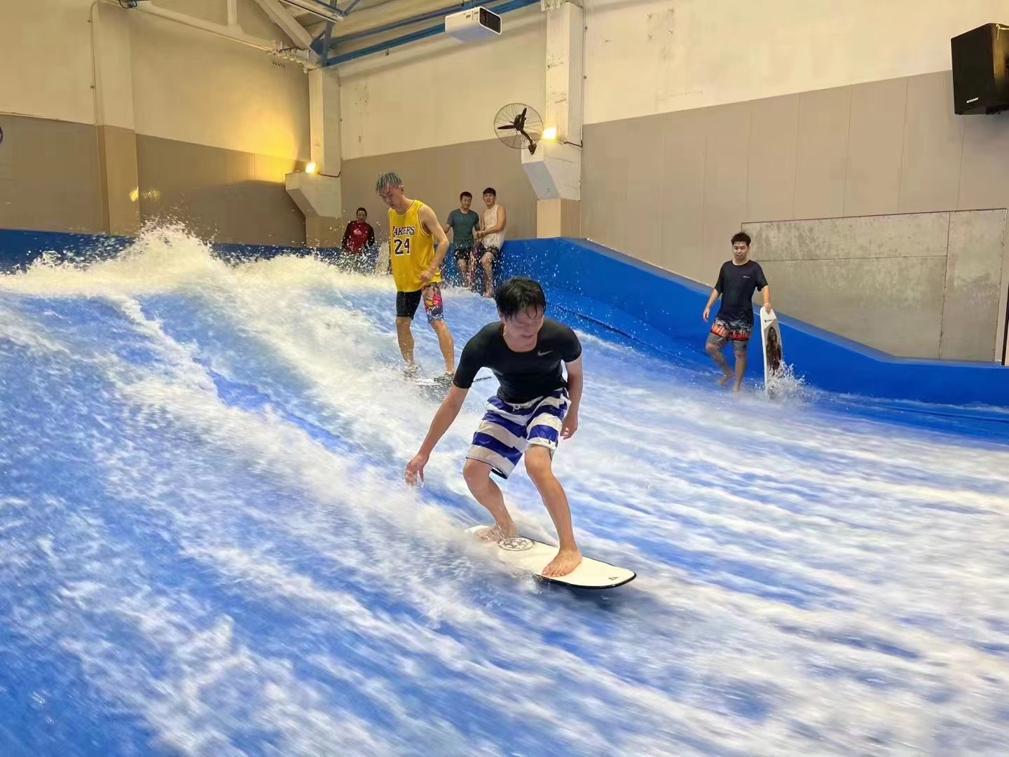 漫波游乐室内冲浪模拟器 商场机源头供货滑板 冲浪设备